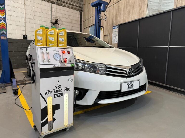 Troca de óleo de câmbio automático em Toyota Corolla realizada em oficina mecânica em Camboriú com máquina ATF profissional